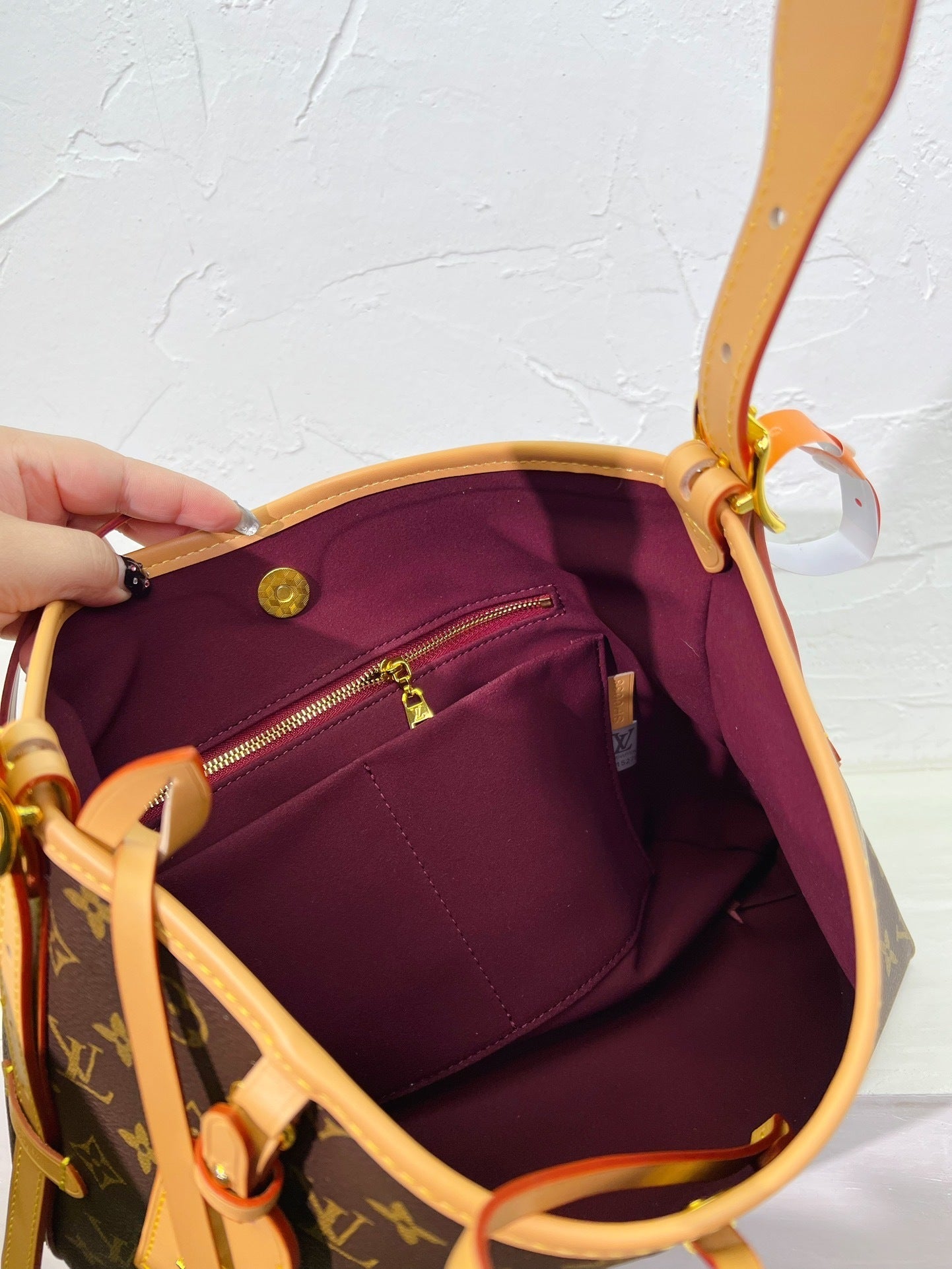 V Women's Shoulder Bag