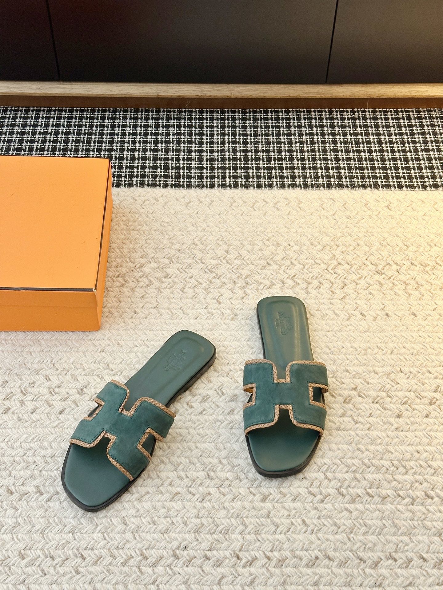 Summer Fashion Slides — H Green