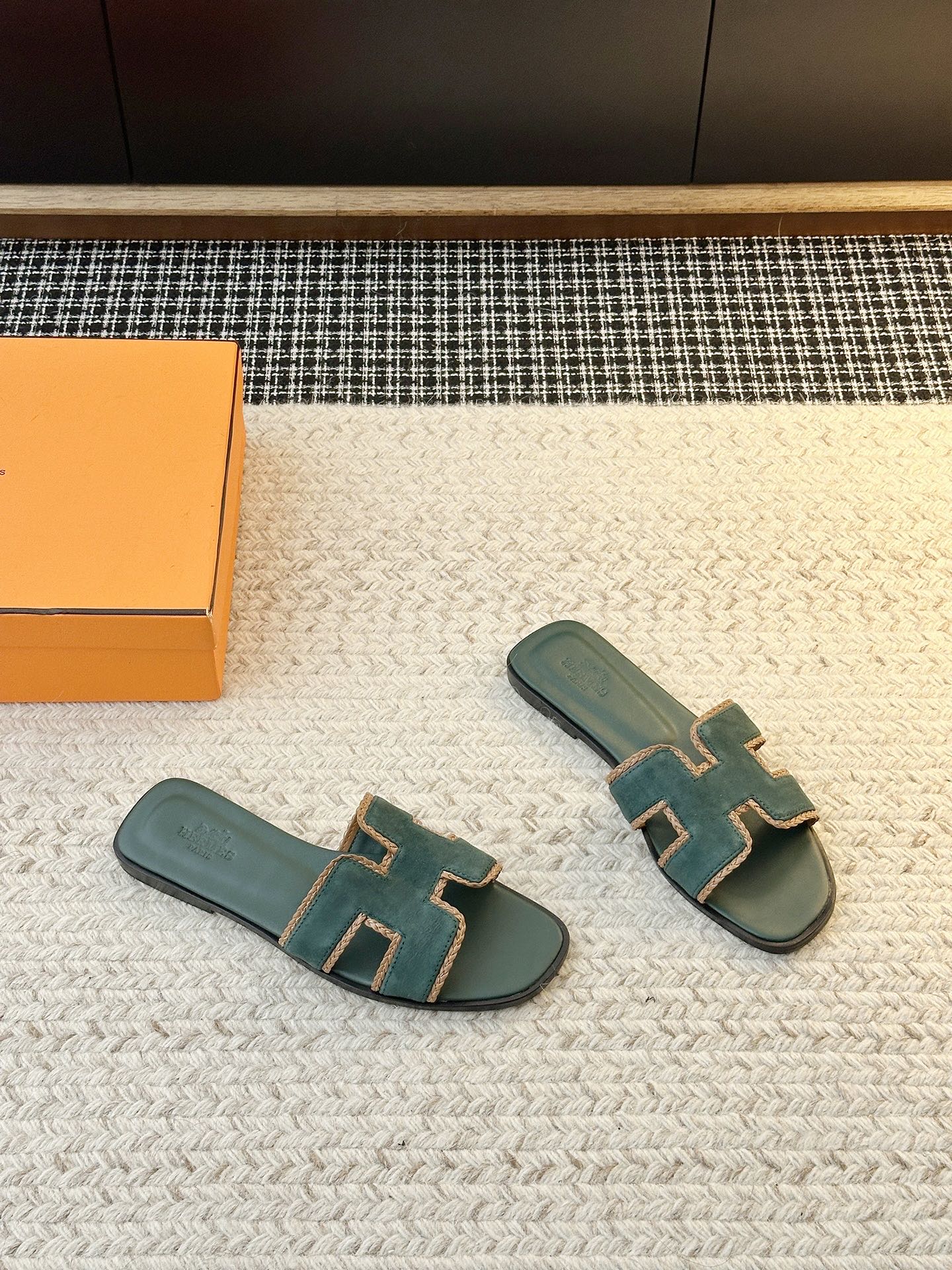 Summer Fashion Slides — H Green